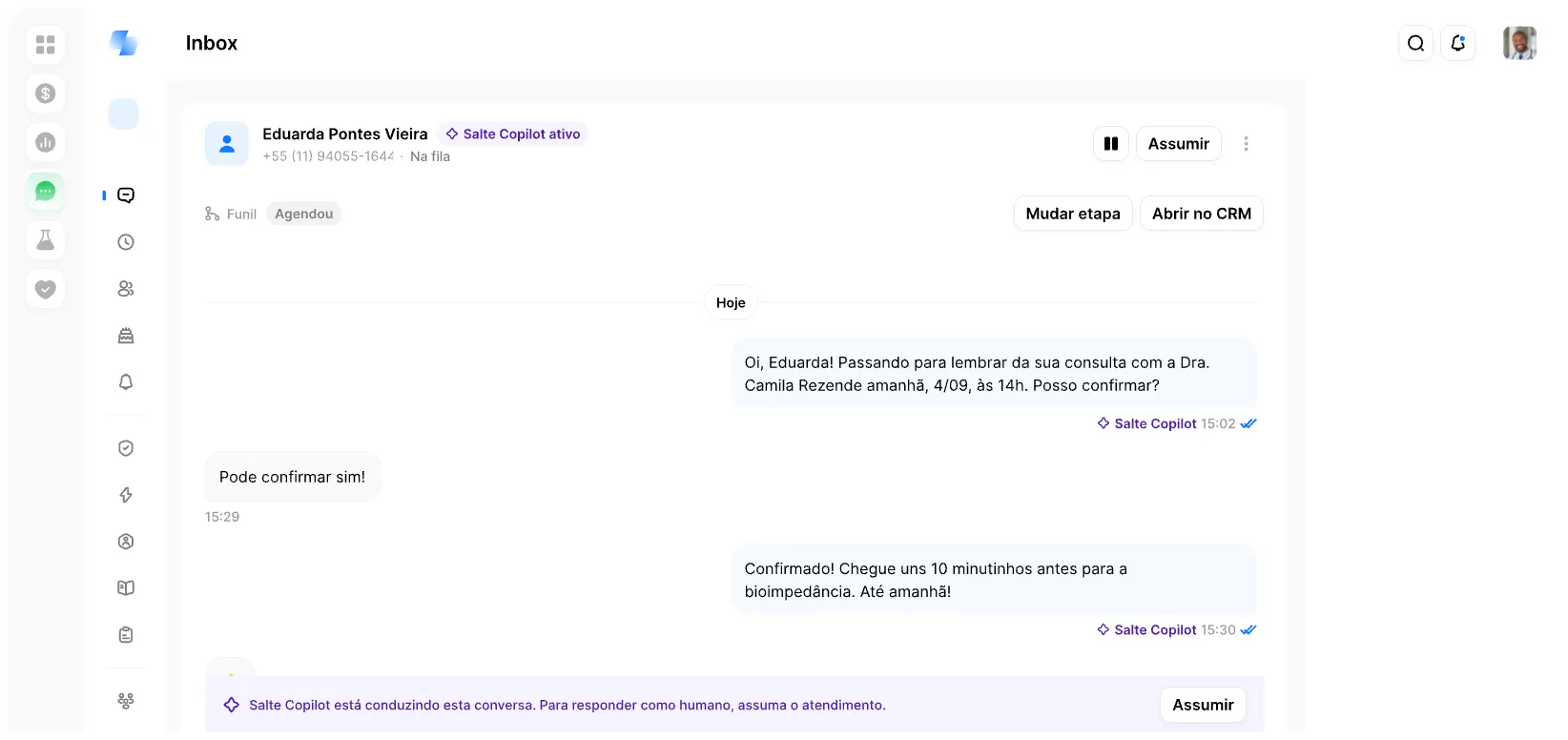Inbox do módulo WhatsApp: conversa com uma paciente em que Salte Copilot confirma a consulta, com os botões de assumir o atendimento, mudar a etapa do funil e abrir no CRM